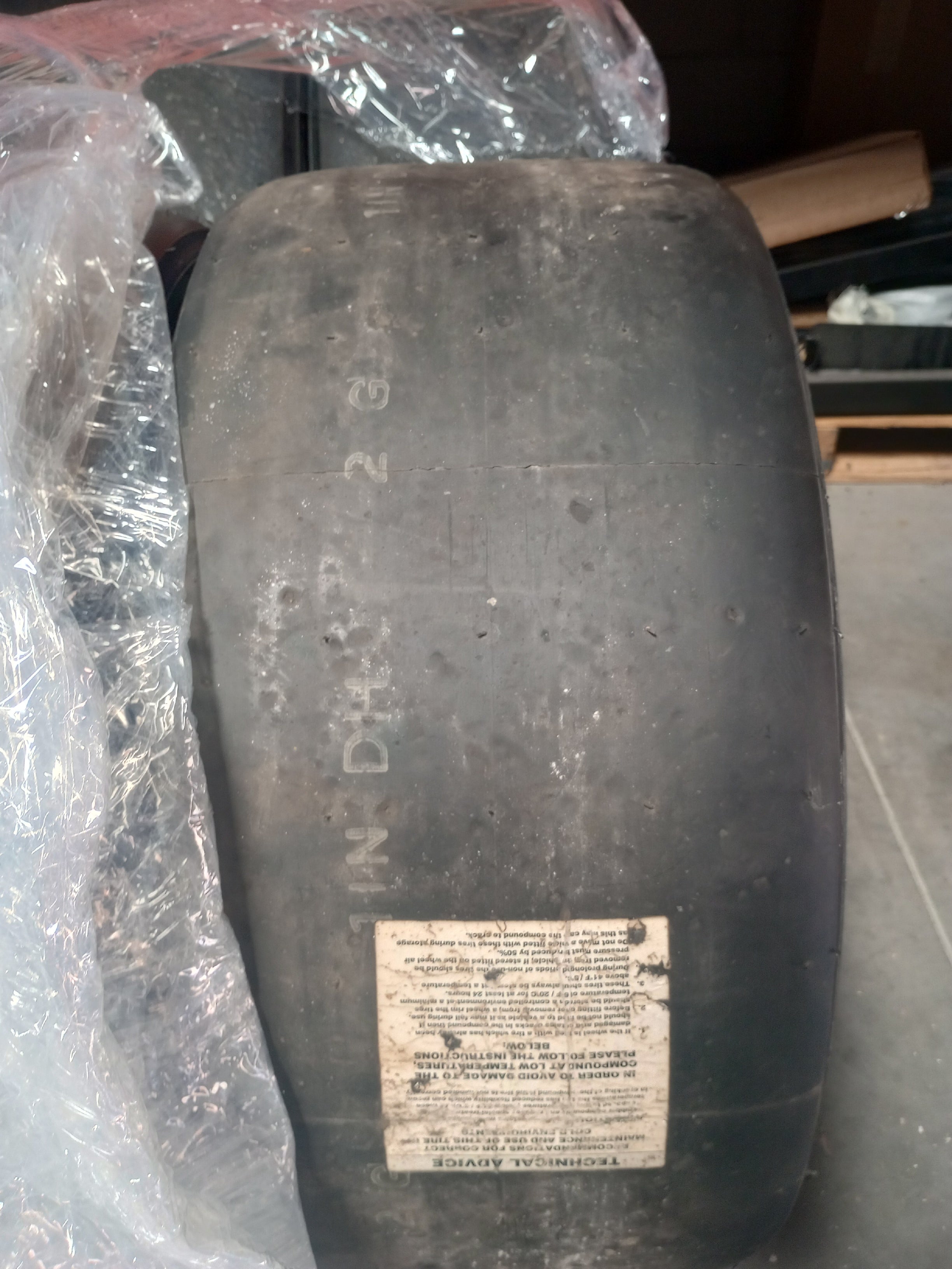 295/680-19, C88 Pirelli Slicks